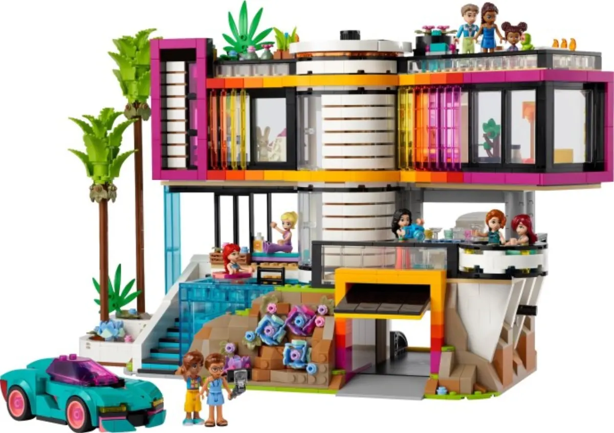 Andrea's Modern Mansion set photo