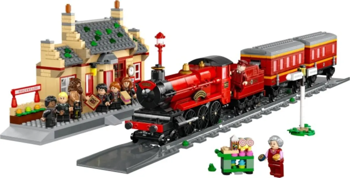 Hogwarts Express & Hogsmeade Station set photo