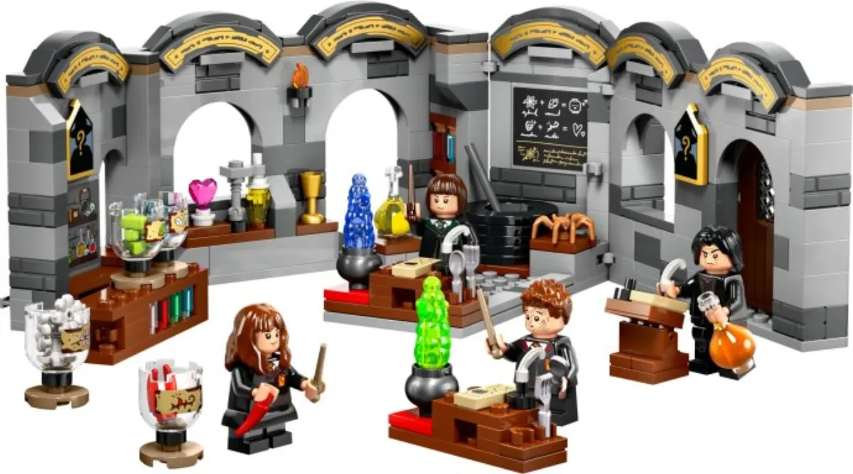 Hogwarts Castle: Potions Class set photo