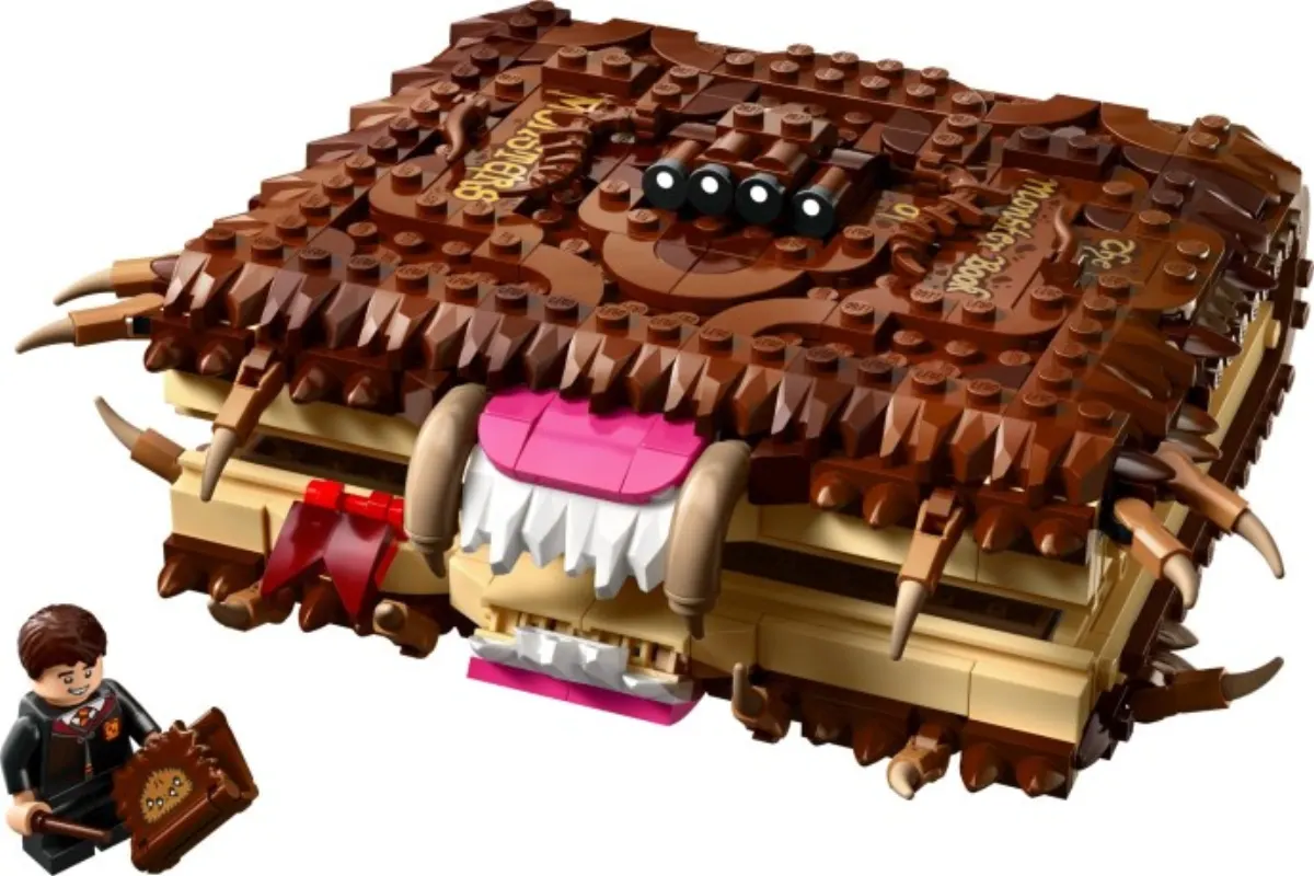 Chomping Monster Book of Monsters set photo